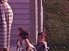 Des bas sur la corde à linge avec des mamans et jumeau/jumelle sur la galerie