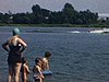 Mère et enfants à la plage, sur le bord du Richelieu; baignade des enfants et mamans, ski nautique, enfants qui se font sécher dans des serviettes.