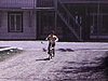 Les jumeaux jouent dans la cour - bicyclette