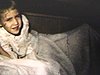 Enfant qui se couche pour la nuit