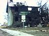 Maison incendiée (gros incendie); pancarte «Cowansville-Frelisburg» 