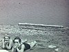 Deux filles en costume de bain sur la plage