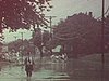 Inondation; policiers circulent dans une rue inondée 