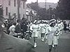 Parade de majorettes et fanfare à Hawtorne, policiers en moto qui précèdent la parade; du centre de la parade; jeunes, infirmières, majorettes