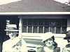 Groupe de femmes autour de la maison devant le garage