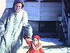 Hiver; madame avec mouton de Perse, son bébé dans les bras - bébé debout dans neige (habit rouge) puis dans un traîneau tiré par sa mère