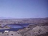 Pont et paysage désertique américain; plantes désert; camions avec mulets dedans; maisons mexicaines
