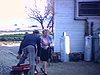 Couple et petite voiturette dehors