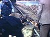 Ouvriers qui déplacent une grosse pierre tombée sur la voie ferrée (accident), puis le train repart (montagnes enneigées du Colorado) (travail)