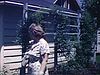 Dames en robes et gants autour de la maison; avec leurs enfants, réunion familiale