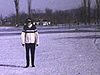 Hiver; fille et garçon marchent sur la neige avec beau chandail de laine; ils glissent et dansent sur la glace (amour)