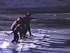 Patin sur la glace; cinq enfants se tiennent par la main; puis jeune couple qui teste la glace; patin en vitesse
