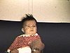 Bébé sur le ventre de papa sur le divan; bébé se balance dans sa chaise haute berçante