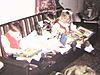 Quatre enfants assis sur le divan avec leurs cadeaux de Noël