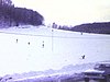 Ski; pente près de la route (on voit les automobiles avec les skis dessus) - Ste-Adèle