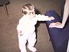 Bébé avec toutous dans le salon; dans chaise haute avec gâteau et qui s'amuse dans le gâteau