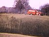 Beau camion Texaco rouge qui passe sur la route - route et paysage
