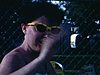 Fille avec de belles lunettes fumées, plonge dans piscine et se baigne; culbute sur plongeoir de la piscine