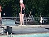 Fille se baigne; ralenti de divers plongeons plus ou moins acrobatiques dans piscine