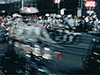 Parade à Long Beach en Californie; policiers en motos qui s'entrecroisent dans la rue (chorégraphie), reine de parade de beautés en robe blanche; majorettes