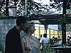 Un couple circule main dans la main au Parc Belmont; fontaine; manège de chevaux, restaurants, le couple s'amuse et circule dans le Parc