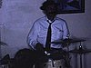 Batteur (drum) déguisé avec fille pianiste; on joue de la musique au salon