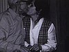 Noël 70; on se remet plein de cadeaux, on s'embrasse (même les hommes); de très nombreux baisers et cadeaux; danse en famille - une plus jeune fille danse le gogo