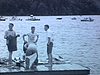 Spectacle nautique au Québec.  Sur un quai flottant, des skieurs nautiques se déguisent en clowns puis font leur numéro