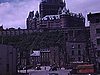 Très beau plan: belle prise de vue de la basse-ville et du château Frontenac en contre-plongée