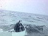 En chaloupe, un jeune avec les vieux pêcheurs; la côte (paysage assez désertique)