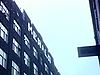 «Building Herald» ; intérieur: réception dans un cabaret (une scène et tables avec bière)