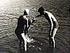 Femme et petite fille en chaloupe sur un lac; papa et maman et petite fille se baignent et s'amusent dans le lac