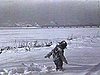 Enfant couché dans la neige, la morve au nez; Pont Victoria en arrière-plan (un enfant marche dans la neige)