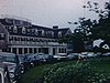 «Martha's Vineyard»; maison et fleurs, faux moulin à vent, Marina, traversier, voiliers, bateaux de luxe, plage, etc.