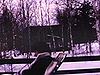 Madame se prélasse sur la galerie en hiver, ski. Enfants jouent dans la neige avec papa. Extérieur après une tempête, chaises de parterre enneigées - Pilou