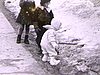 Années 40, enfant s'amuse avec une pelle, l'hiver - Pilou