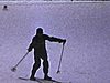 Années 50, ski. Descentes de ski de Pilou et de son frère. Vue du chalet, restaurants et des skieurs qui attendent en file pour le remonte-pente - Pilou