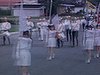 Saint-Pie; Parade, fanfare et des notables dans décapotables (peu de spectateurs; rigolo); fanfare rouge et blanche; parade d'automobiles