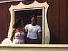 Jeune couple moderne, jeune homme avec lunettes fumées, belle jeune fille look pin-up salue la caméra en sortant d'un bâtiment et rejoint un autre couple. Beaux gros plans.
