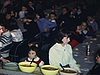 Saint-Pie; Distribution des repas des enfants (beans); enfants au balcon -mezzanine- de l'école; la reine pose avec des petits enfants