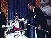 Saint-Pie; Carnaval : discours des reines l'ancienne et nouvelle; joueur d'orgue et couple qui danse avec spot à contre-jour