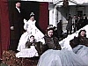 Saint-Pie; Parade dans les rues enneigées de Saint-Pie: fanfare, tracteur, Bonhomme Carnaval version cagoule, chars avec les duchesses tirés par des tracteurs, fillettes qui font bye bye