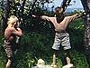 Acrobatie des enfants en équilibre sur leur père. Il prend les trois enfants sur ses épaules et sur son cou.
