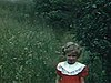 Jolie fillette court dans les champs (loisirs); la religieuse discute avec la petite fille, assises dans l'herbe