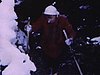 Pause en ski de fond, feu de camp en hiver, on fume une cigarette