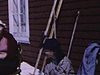 Après-ski, repos au bord du chalet, puis chien qui creuse dans la neige