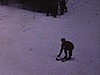 Sauts à ski; couples chics qui marchent dans la neige; pente de ski