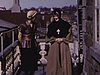 En ville, sur le balcon, religieuse et madame qui discutent