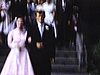 Mariage: sortie des mariés, les mariés s'embrassent, rue de Montréal avec les invités; le couple traverse la rue