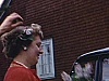Deux filles  cueillent du lilas et s'amusent à en mettre autour de la tête de monsieur (amour)